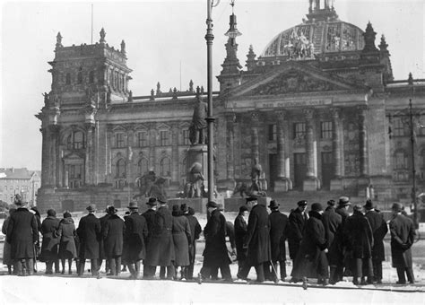 Der Reichstagsbrand: Eine kritische Analyse der politischen Turbulenzen im Weimarer Deutschland